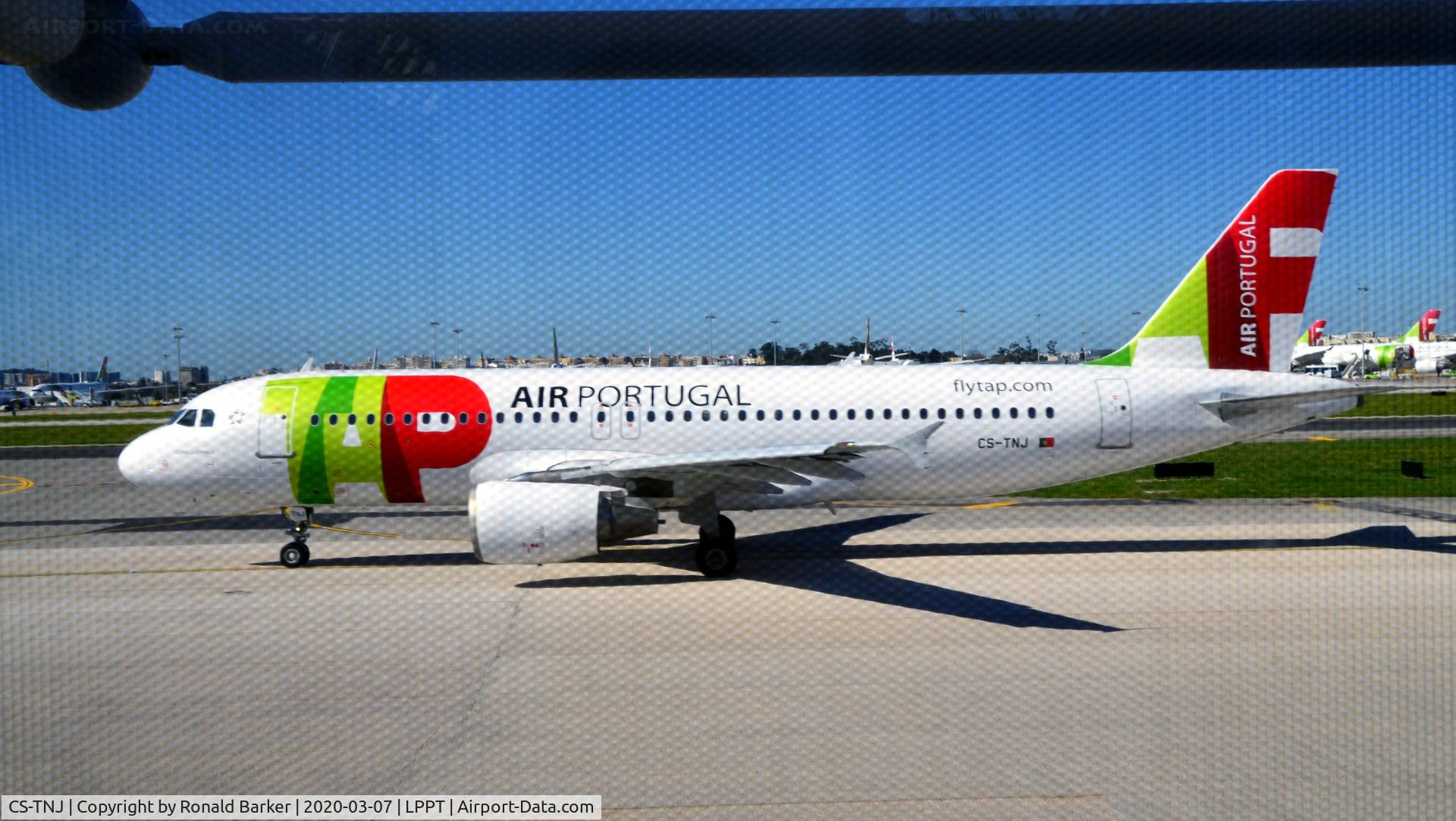 CS-TNJ, 2000 Airbus A320-214 C/N 1181, Taxi for takeoff Lisboa