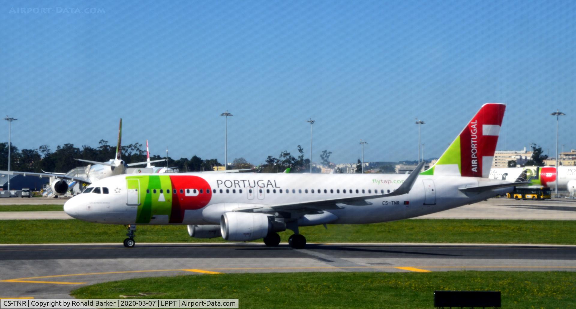 CS-TNR, 2009 Airbus A320-214 C/N 3883, Taxi for takeoff Lisboa
