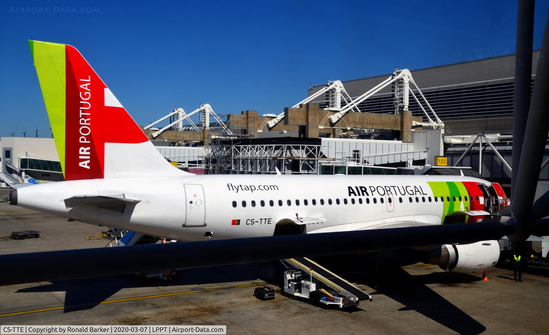 CS-TTE, 1998 Airbus A319-111 C/N 821, Gate 122 Lisboa