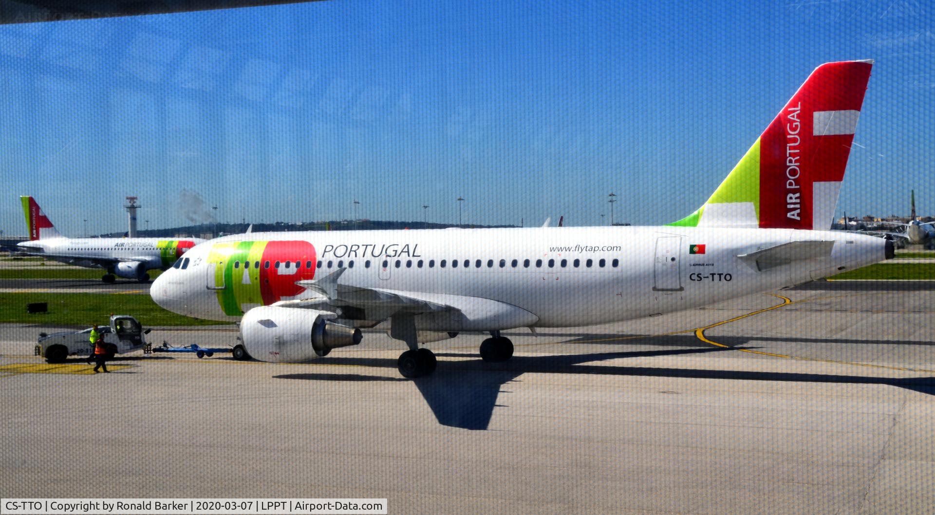 CS-TTO, 1999 Airbus A319-111 C/N 1127, Push back Lisboa