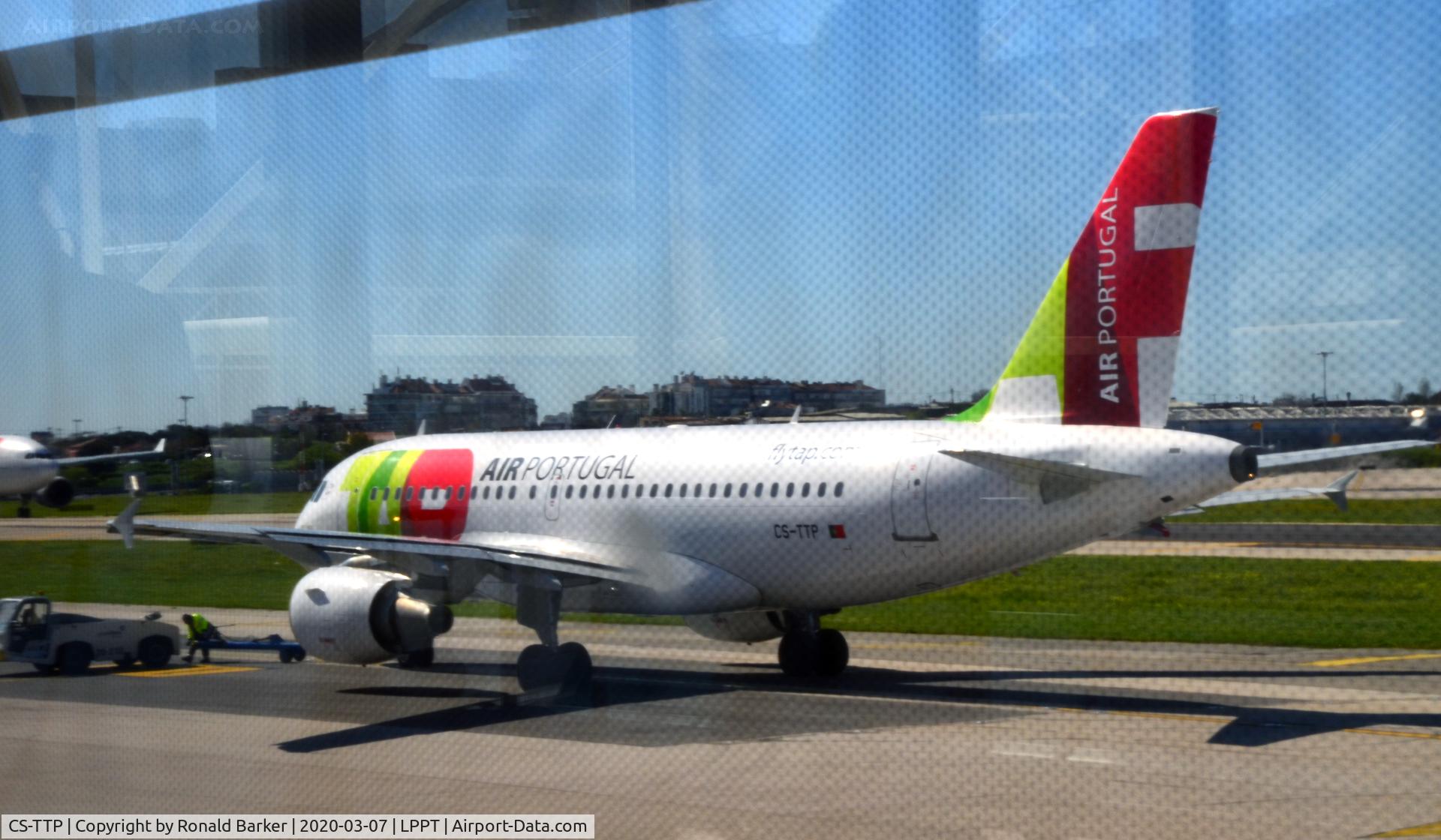 CS-TTP, 2000 Airbus A319-111 C/N 1165, Push back Lisboa