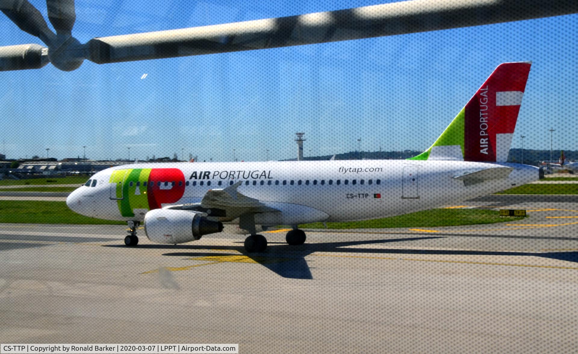 CS-TTP, 2000 Airbus A319-111 C/N 1165, Taxi for takeoff Lisboa