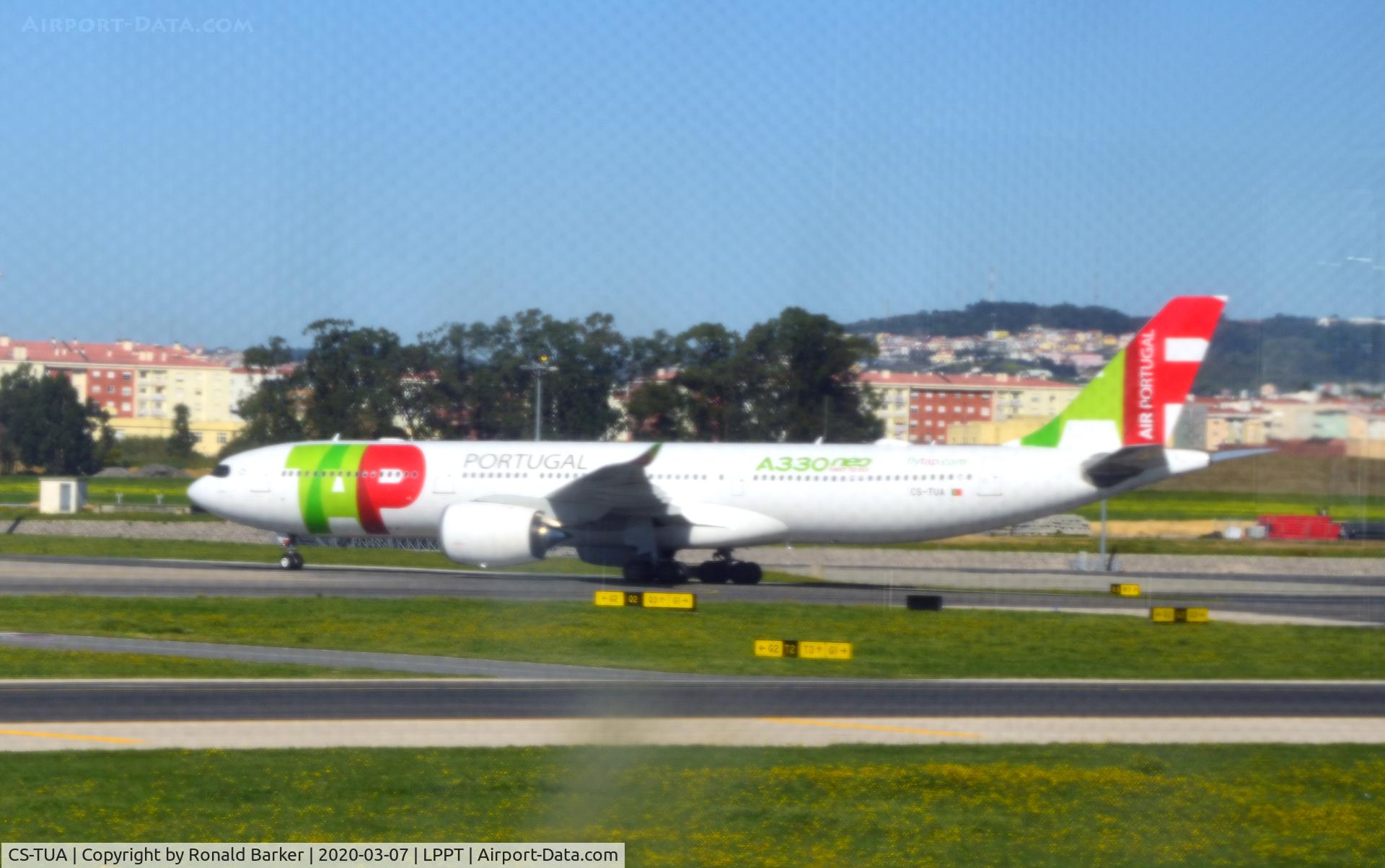 CS-TUA, 2017 Airbus A330-941 C/N 1819, Taxi to gate Lisboa