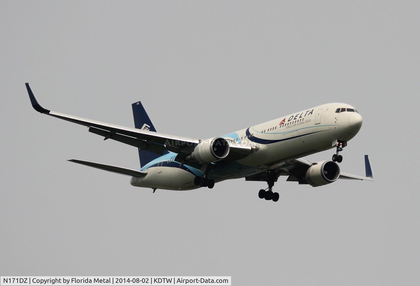 N171DZ, 1998 Boeing 767-332 C/N 29690, DTW 2014