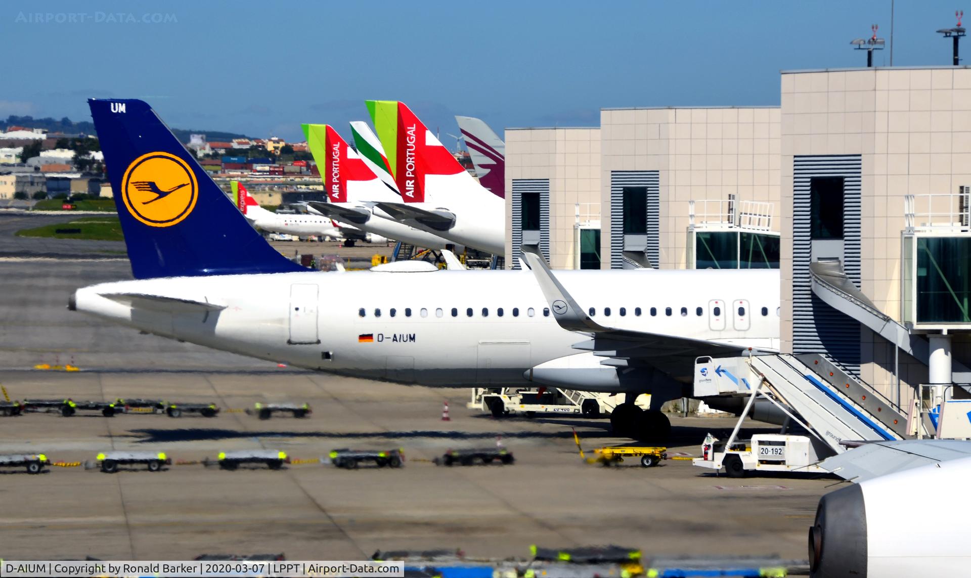 D-AIUM, 2015 Airbus A320-214 C/N 6577, At the gate Lisboa