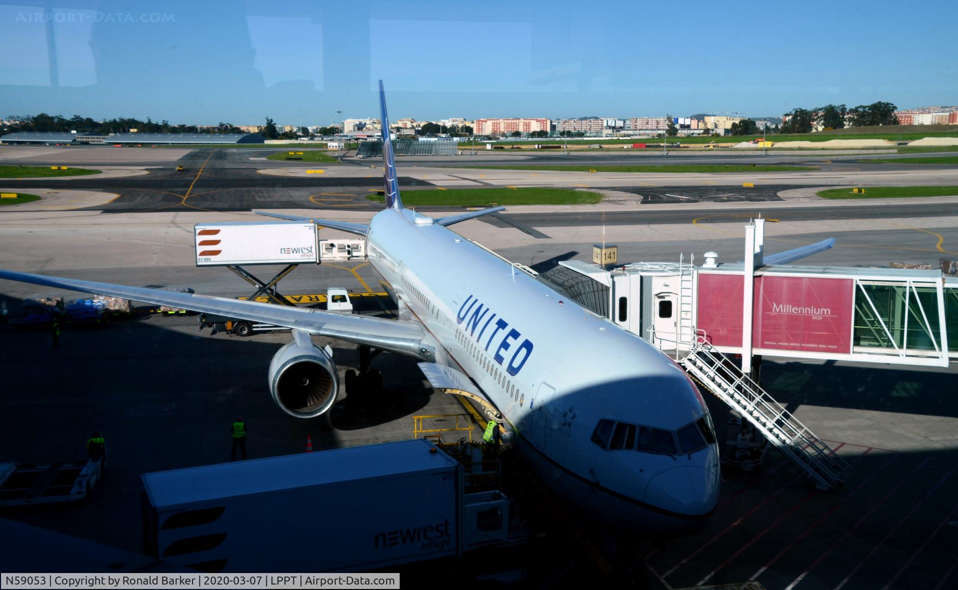 N59053, 2000 Boeing 767-424/ER C/N 29448, At the gate Lisboa