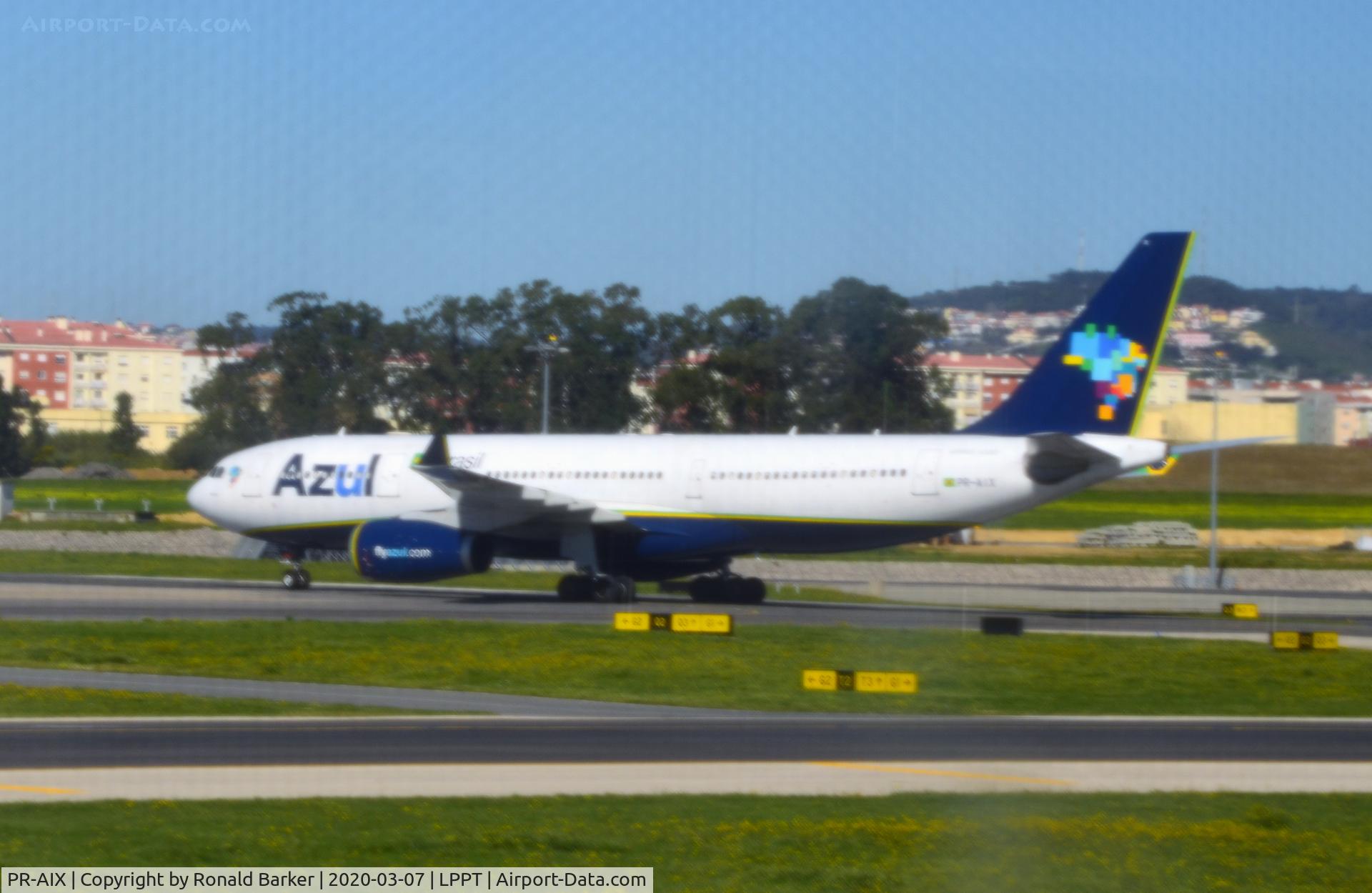 PR-AIX, 2000 Airbus A330-243 C/N 372, Taxi to gate Lisboa