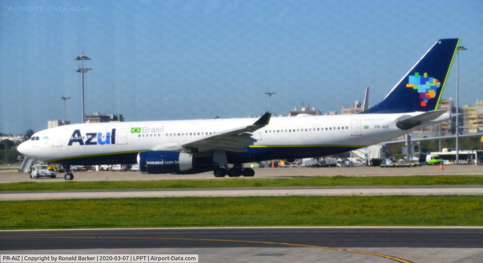 PR-AIZ, 2003 Airbus A330-243 C/N 527, Taxi Lisboa