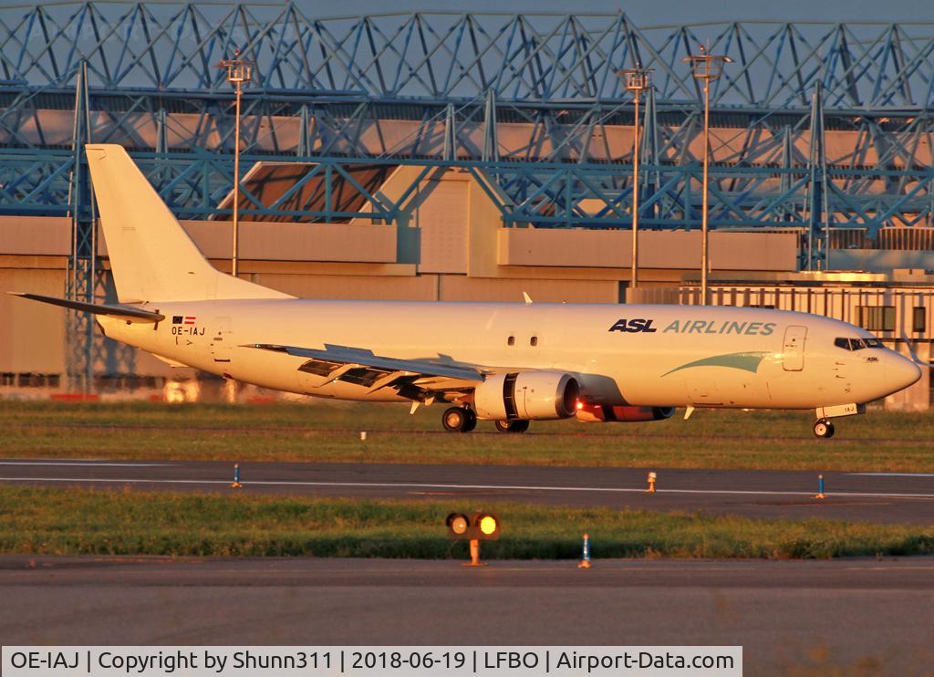 OE-IAJ, 1992 Boeing 737-476(SF) C/N 24440, Landing rwy 32R...