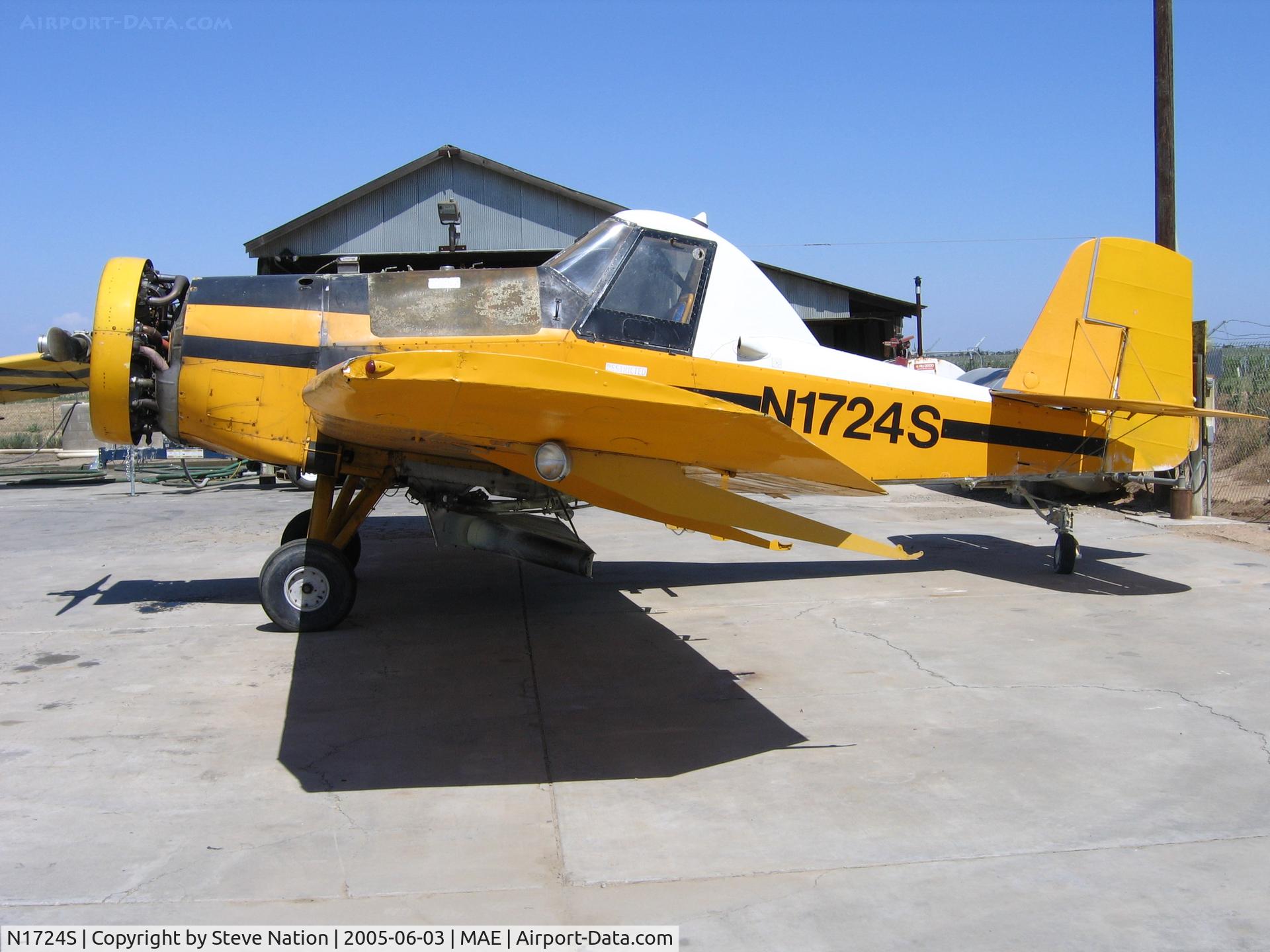 N1724S, 1968 Aero Commander S2R C/N 1425R, S & S Flying Service 1968 Aero Commander S2R with spreader at Madera, CA