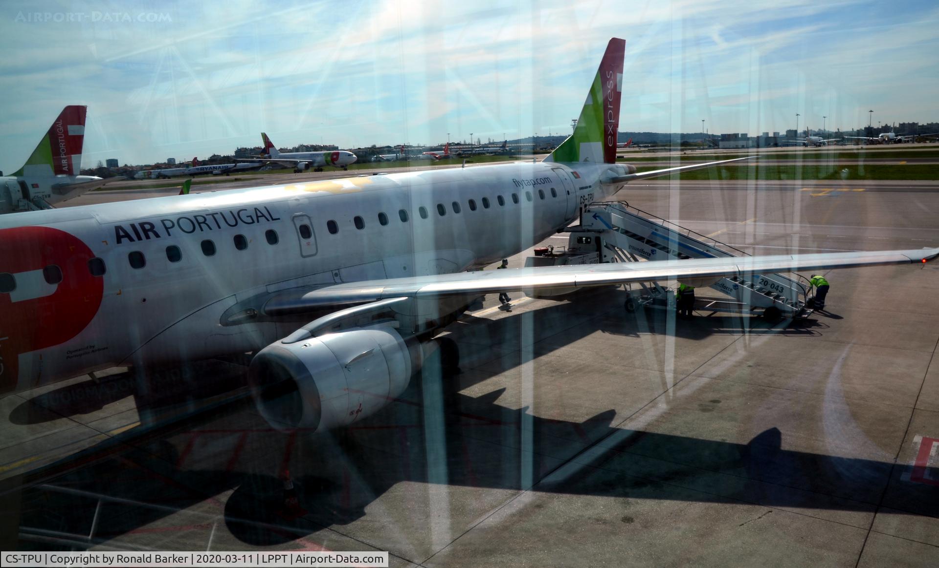 CS-TPU, 2011 Embraer 190LR (ERJ-190-100LR) C/N 19000506, At the gate Lisboa