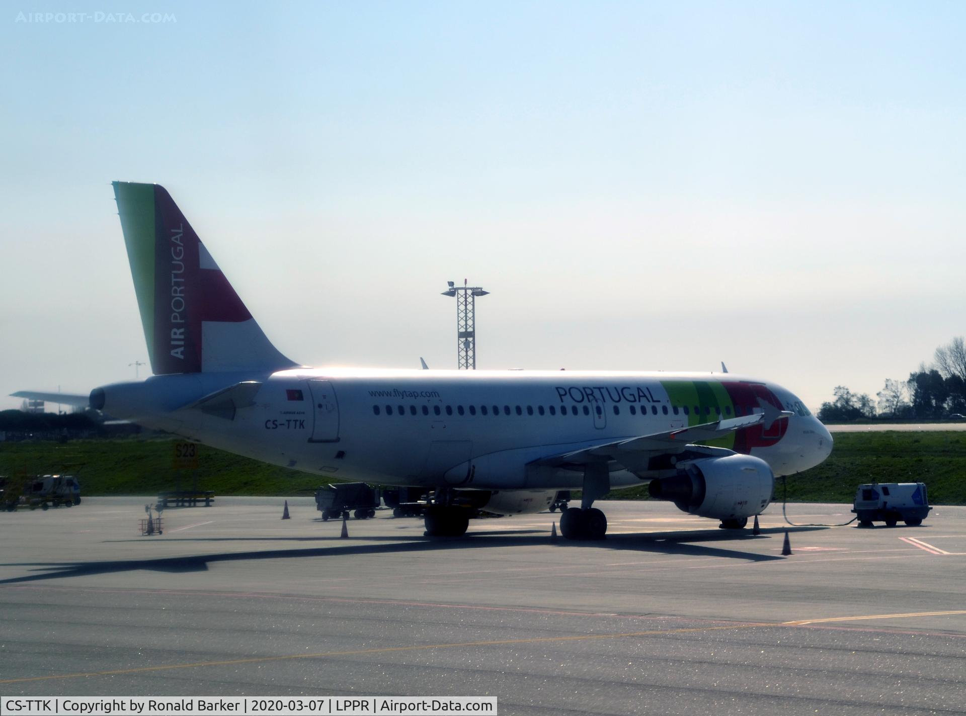 CS-TTK, 1999 Airbus A319-111 C/N 1034, Parked Oporto