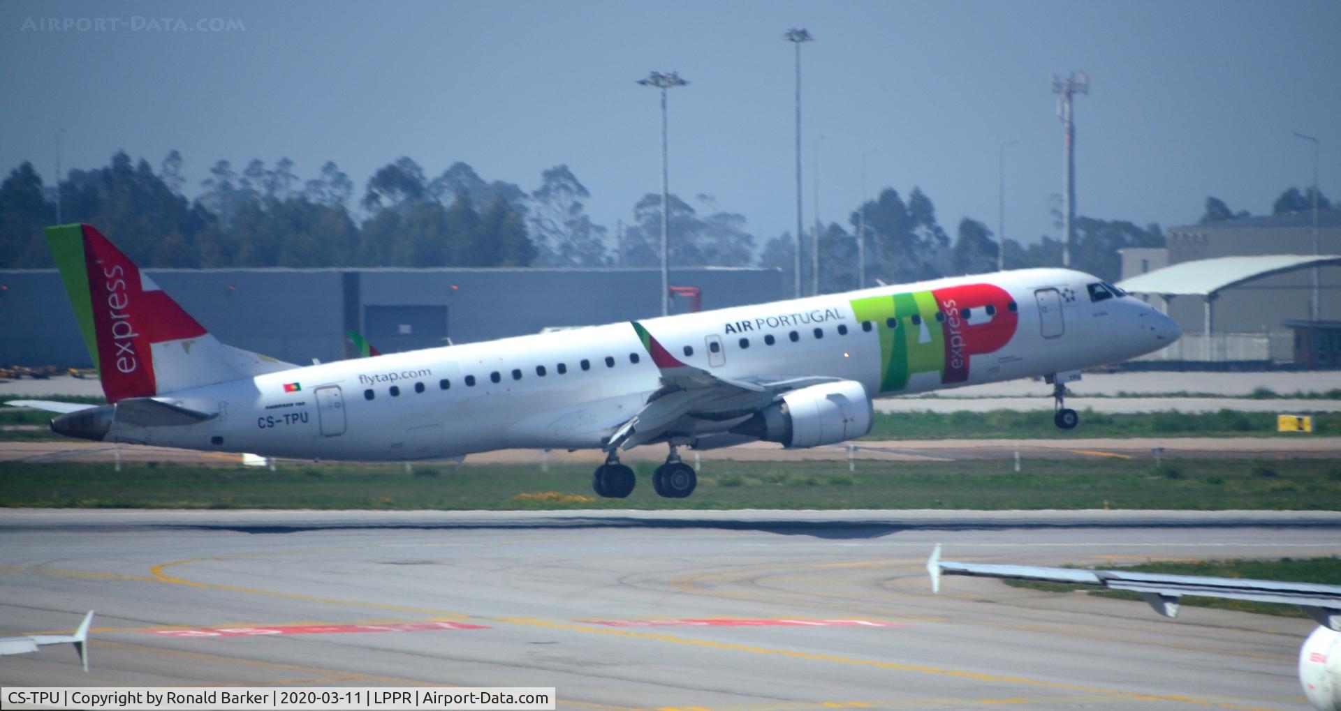 CS-TPU, 2011 Embraer 190LR (ERJ-190-100LR) C/N 19000506, Landing Oporto