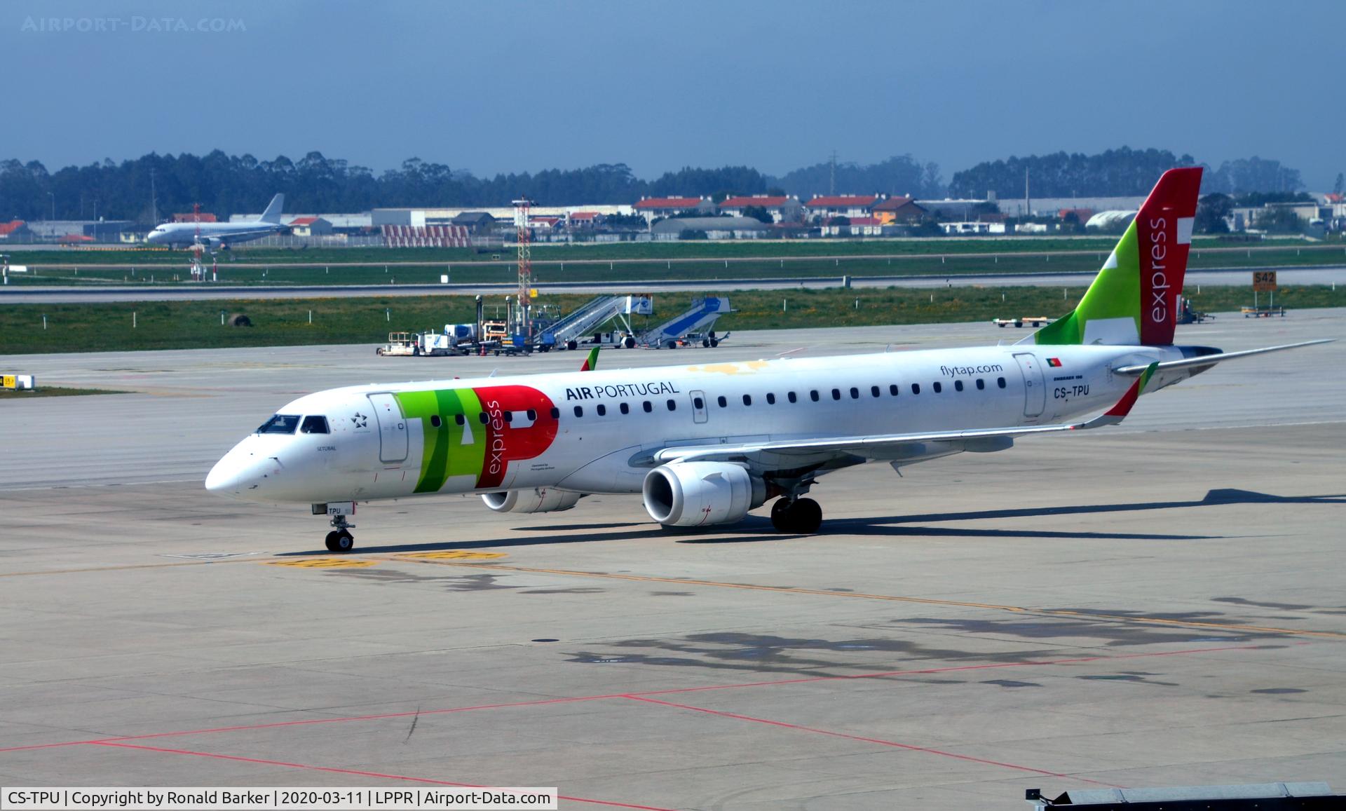 CS-TPU, 2011 Embraer 190LR (ERJ-190-100LR) C/N 19000506, Taxi to gate Oporto