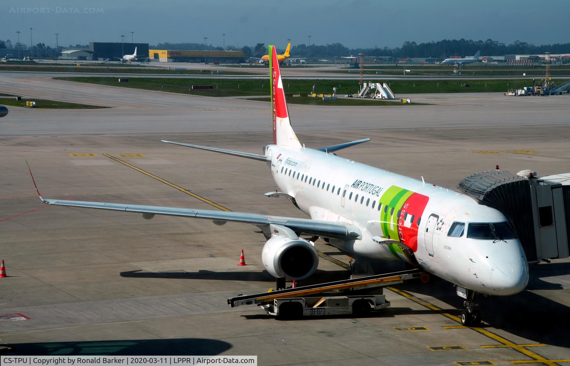CS-TPU, 2011 Embraer 190LR (ERJ-190-100LR) C/N 19000506, At gate S32 Oporto
