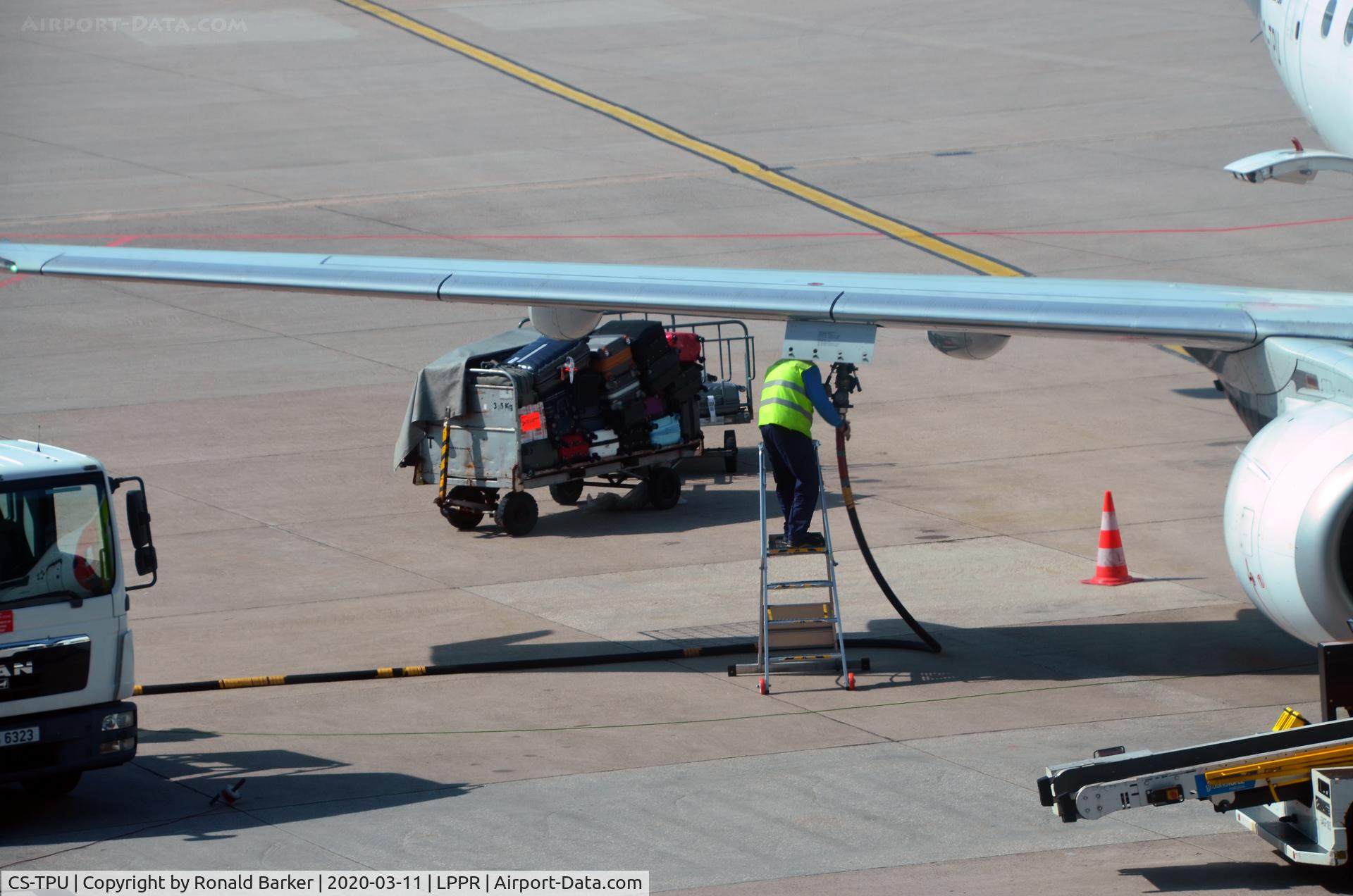 CS-TPU, 2011 Embraer 190LR (ERJ-190-100LR) C/N 19000506, Refueling Oporto