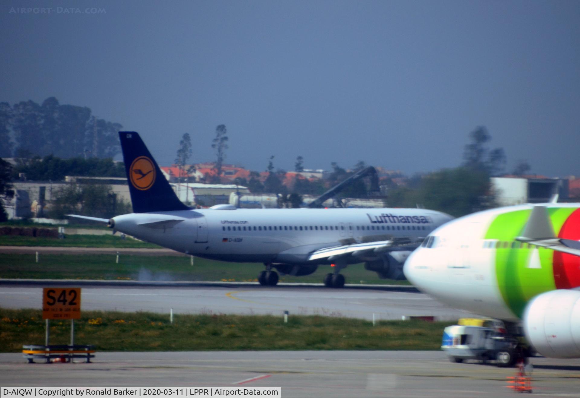 D-AIQW, 2000 Airbus A320-211 C/N 1367, Landing Oporto