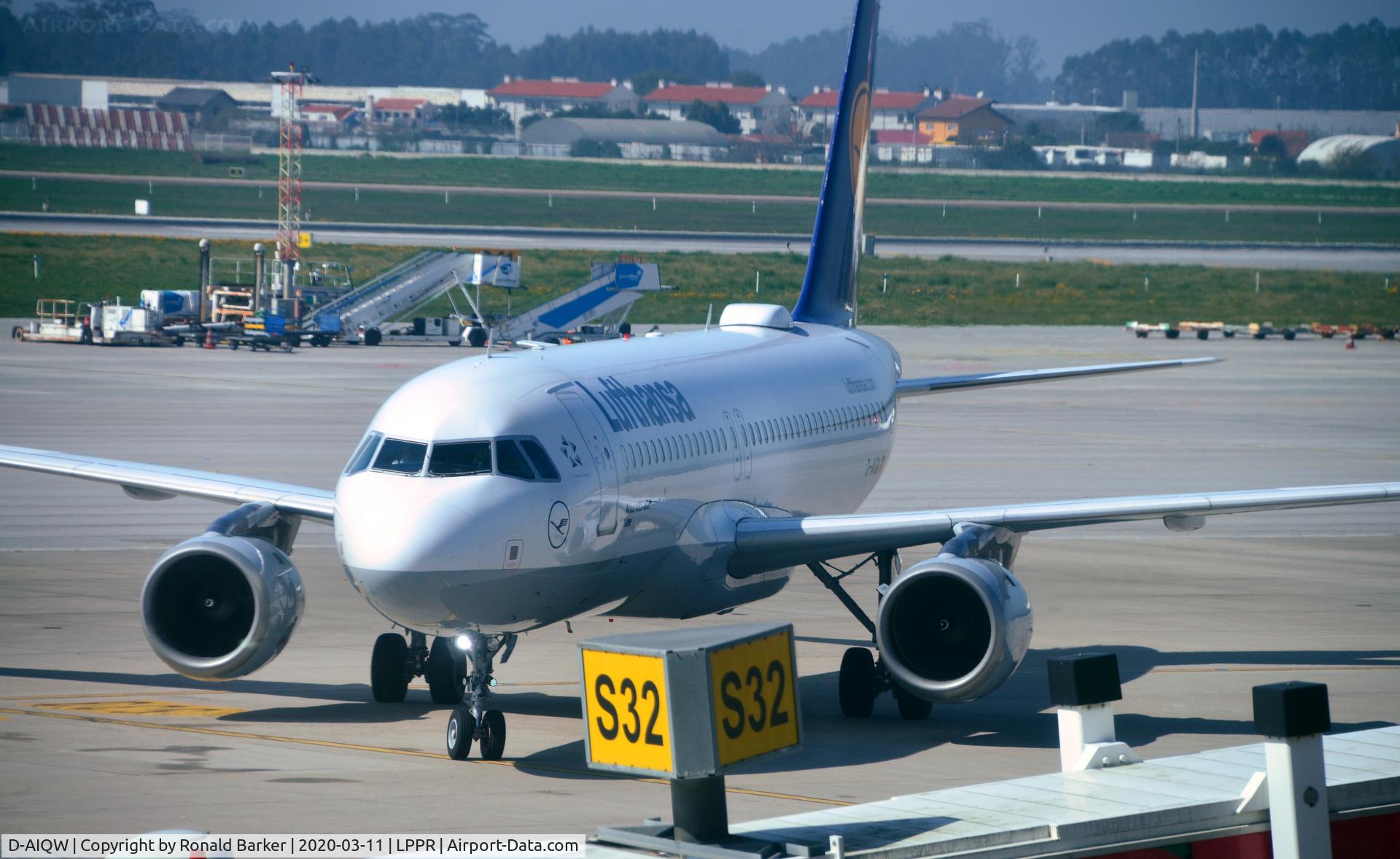 D-AIQW, 2000 Airbus A320-211 C/N 1367, Gate  S33 Oporto