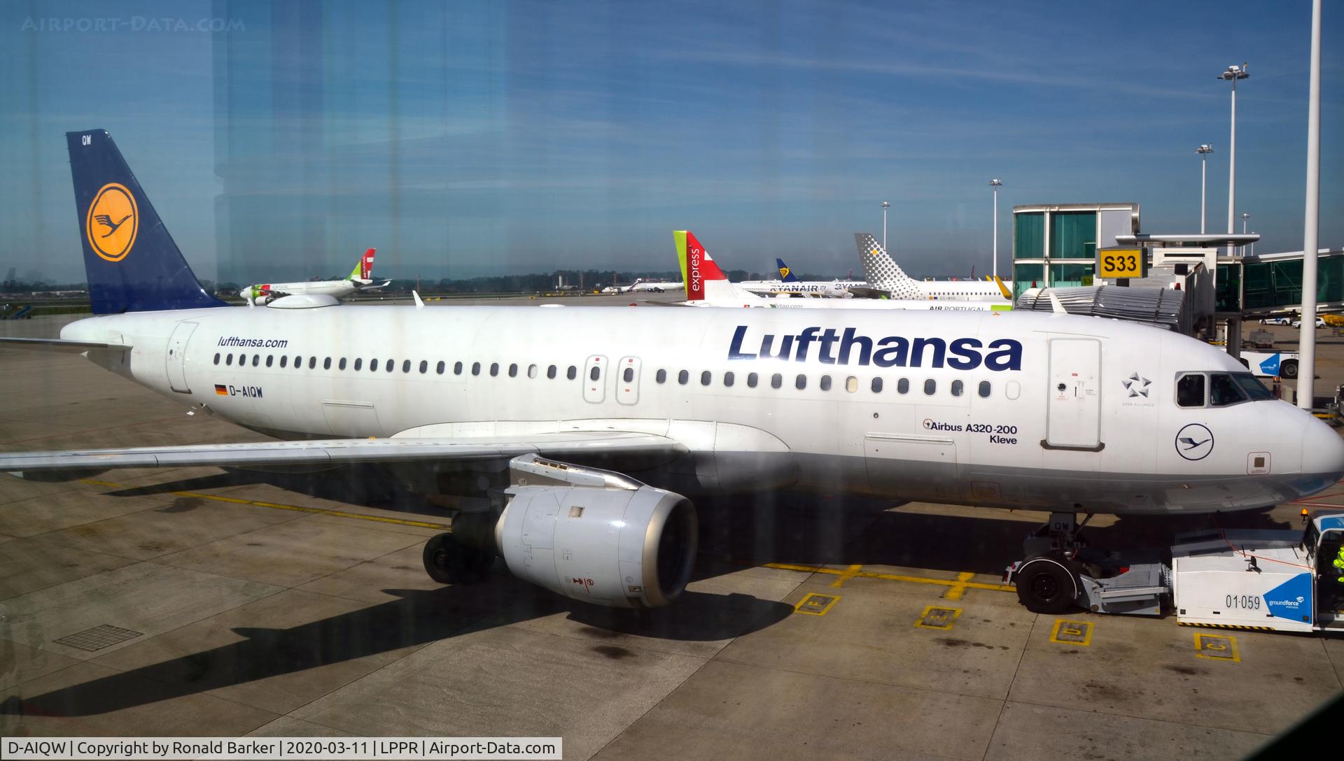 D-AIQW, 2000 Airbus A320-211 C/N 1367, At gate Oporto