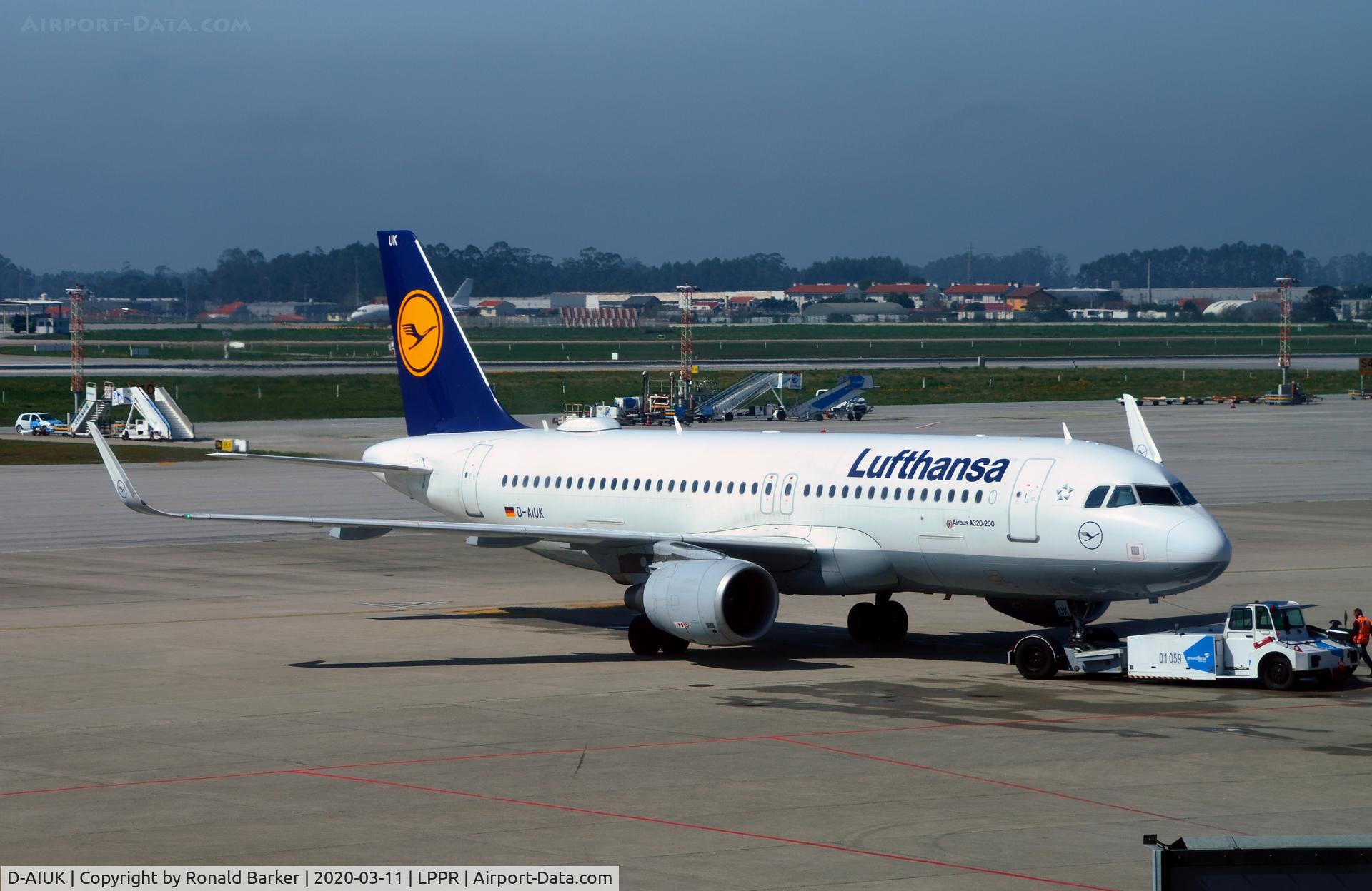 D-AIUK, 2015 Airbus A320-214 C/N 6423, Push back Oporto