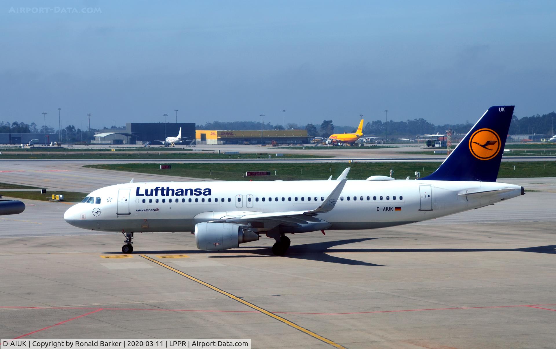 D-AIUK, 2015 Airbus A320-214 C/N 6423, Taxi for take off Oporto