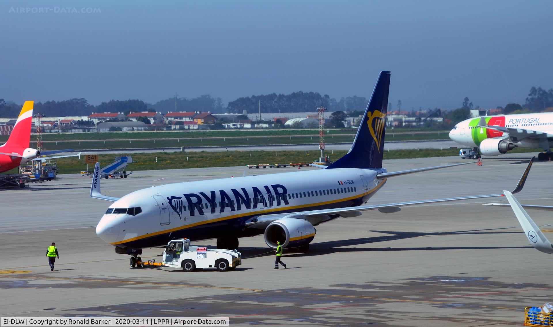 EI-DLW, 2006 Boeing 737-8AS C/N 33599, Push back Oporto