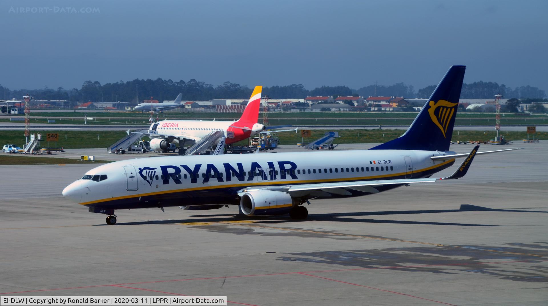 EI-DLW, 2006 Boeing 737-8AS C/N 33599, Taxi for takeoff Oporto