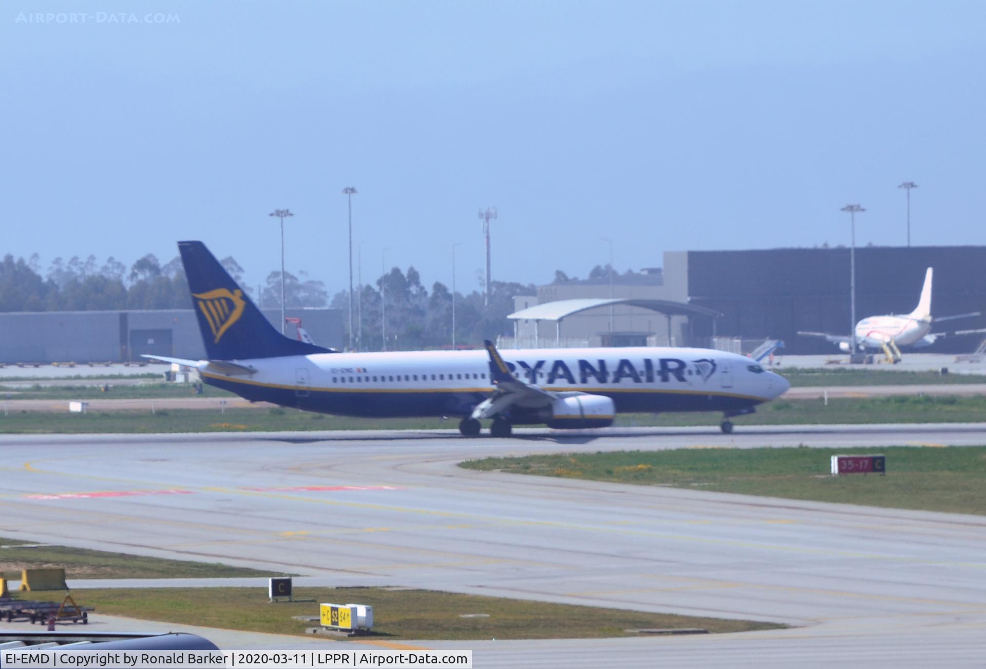 EI-EMD, 2010 Boeing 737-8AS C/N 38509, Landing Oporto