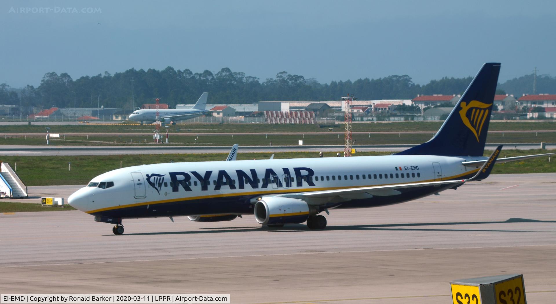 EI-EMD, 2010 Boeing 737-8AS C/N 38509, Taxi to gate Oporto
