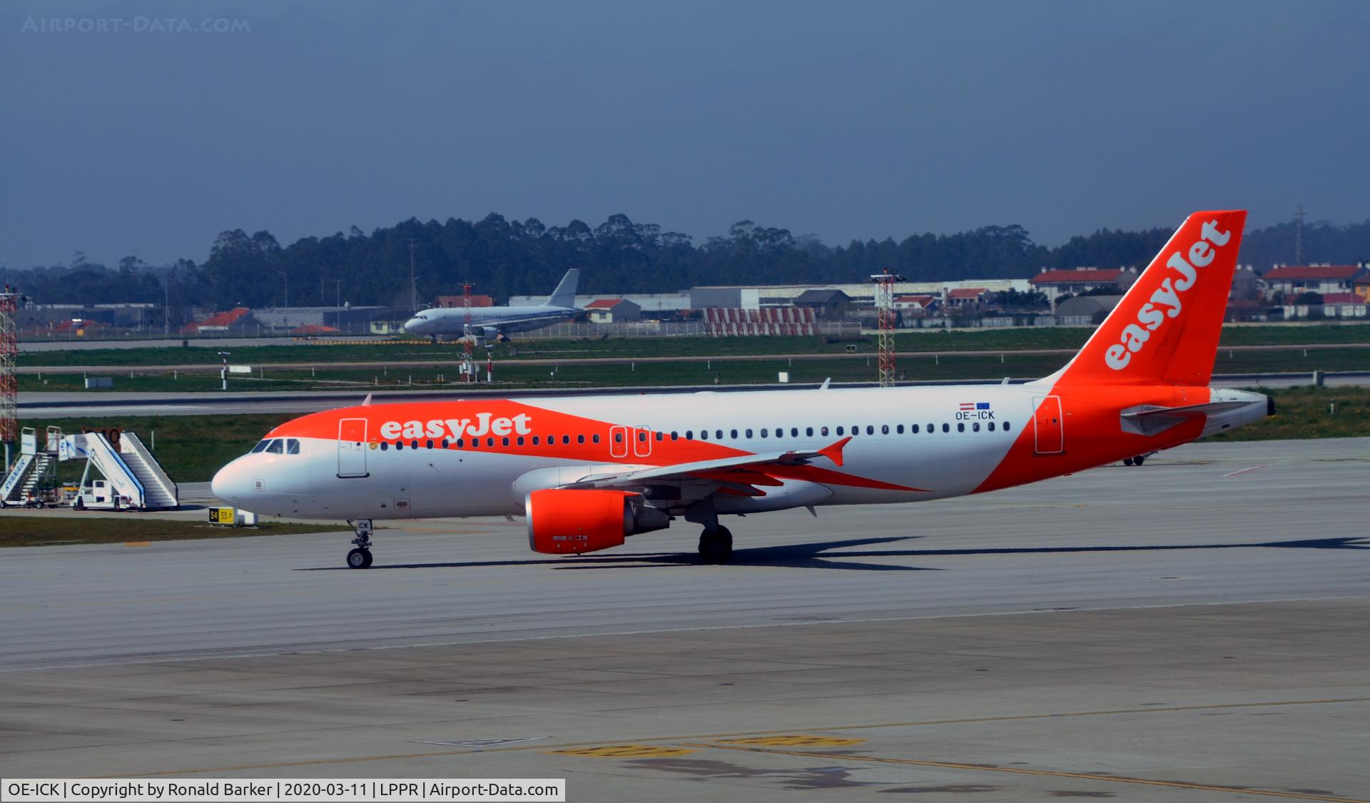 OE-ICK, 2012 Airbus A320-214 C/N 5020, Taxi for takeoff Oporto