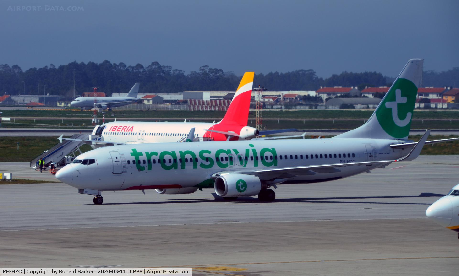 PH-HZO, 2007 Boeing 737-8K2 C/N 34169, Taxi to gate Oporto