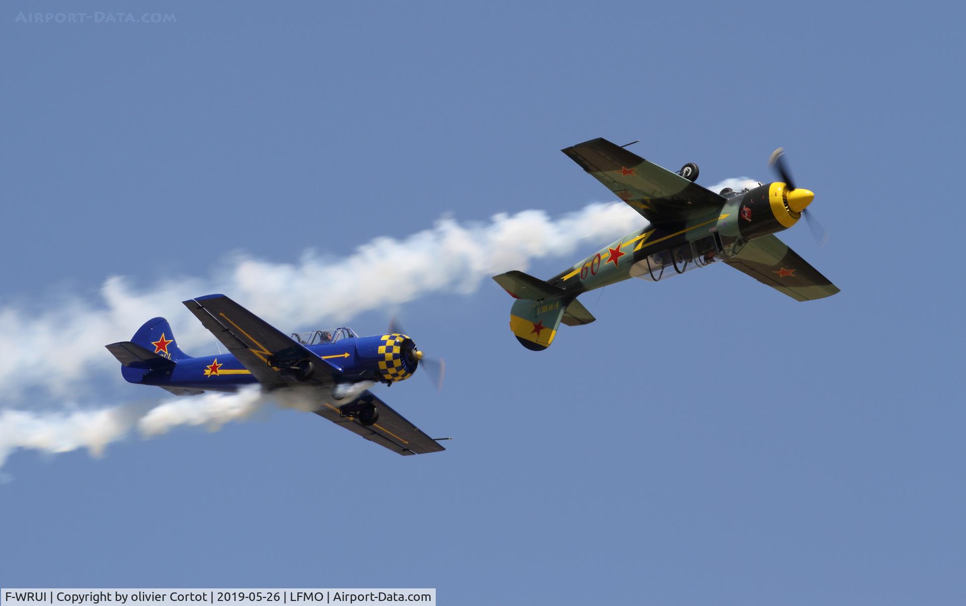 F-WRUI, Yakovlev Yak-52 C/N 856009, leading the patrol
