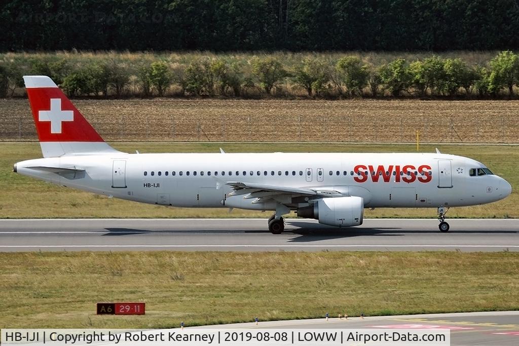 HB-IJI, 1996 Airbus A320-214 C/N 0577, Rolling on r/w 29