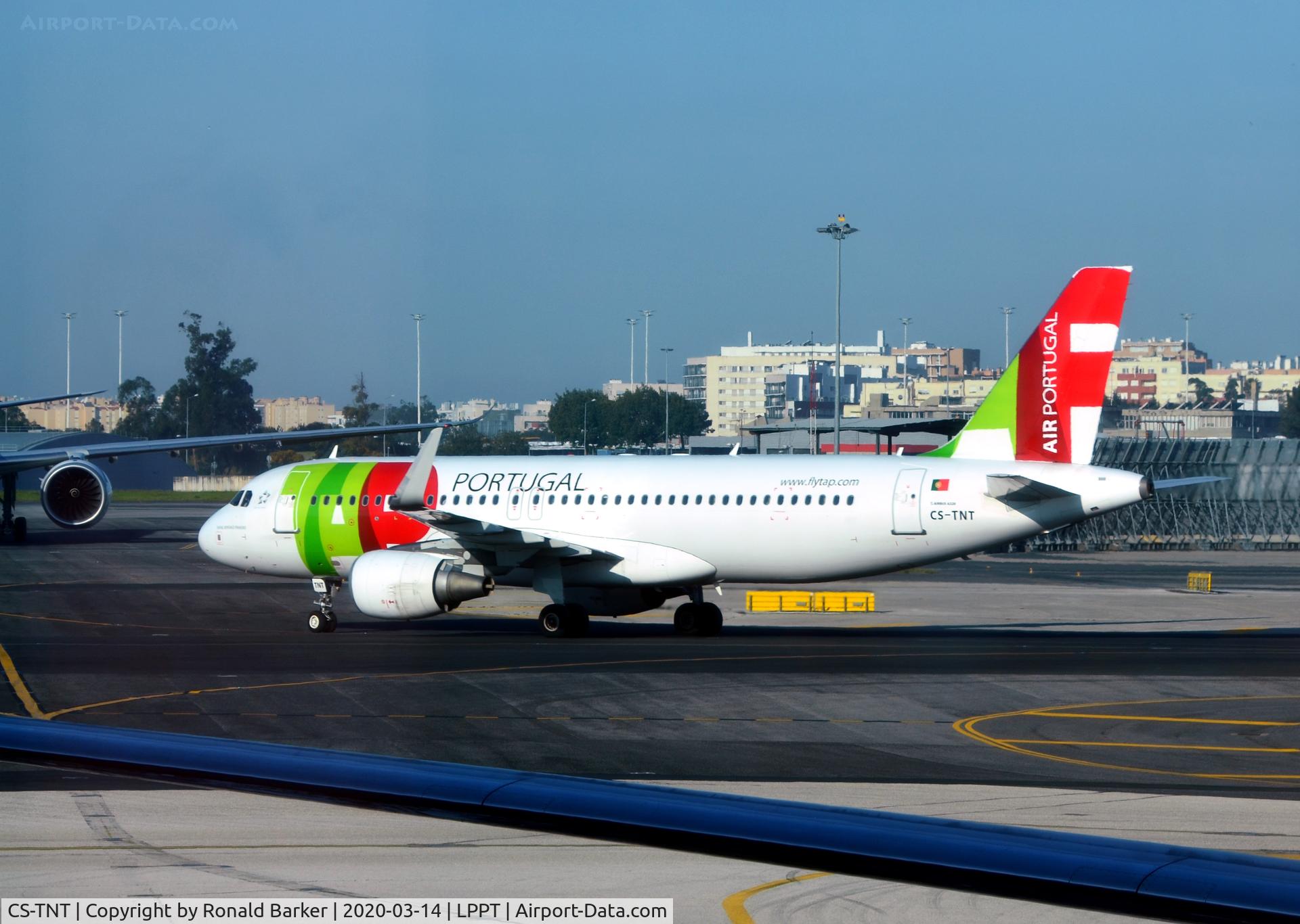 CS-TNT, 2009 Airbus A320-214 C/N 4095, Taxi Lisboa