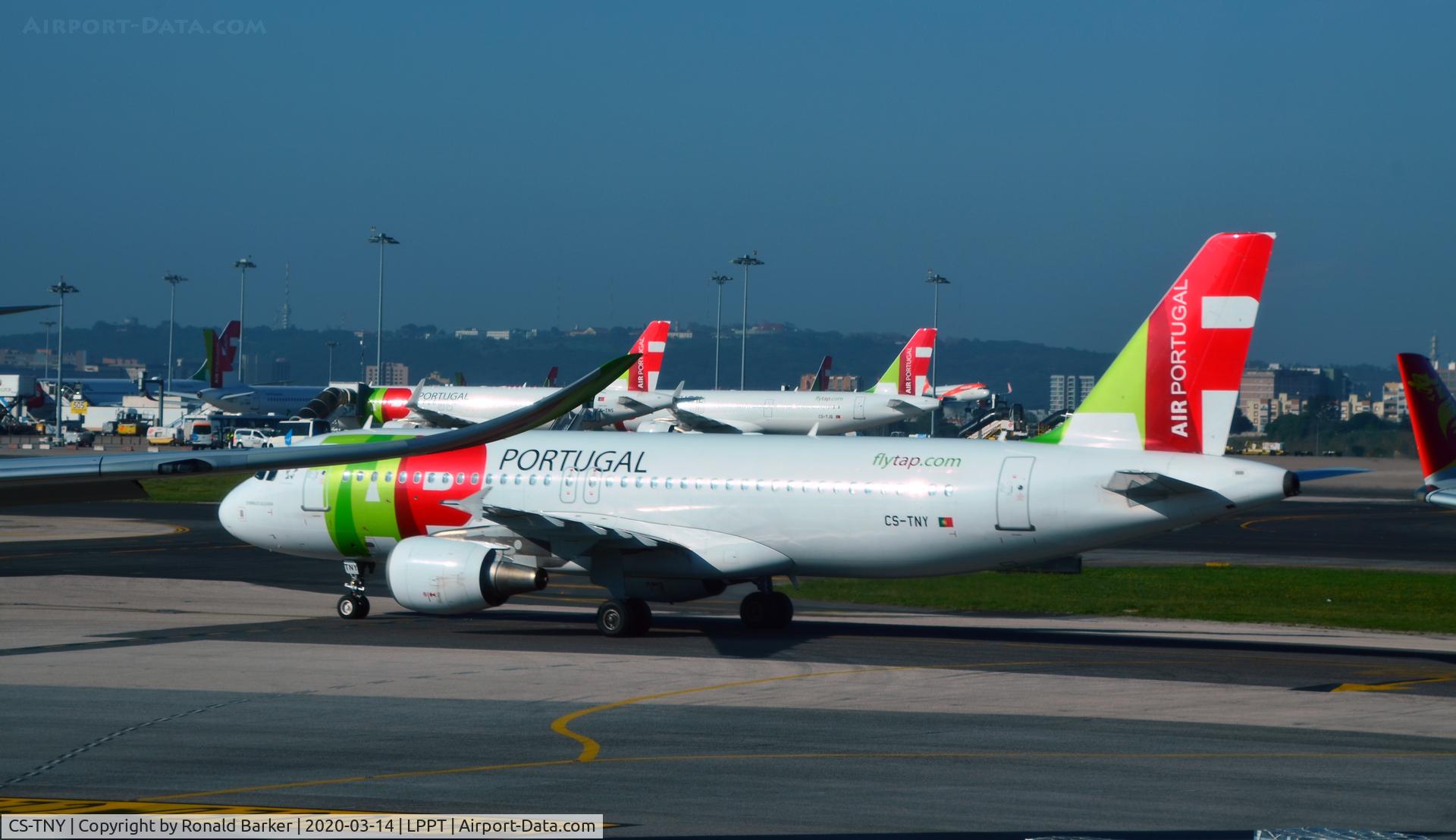 CS-TNY, 2011 Airbus A320-214 C/N 4742, Taxi Lisboa