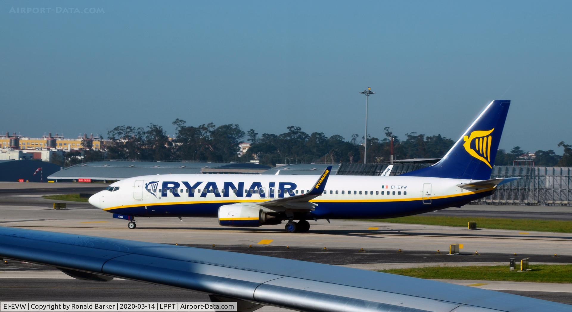 EI-EVW, 2012 Boeing 737-8AS C/N 40318, Taxi Lisboa
