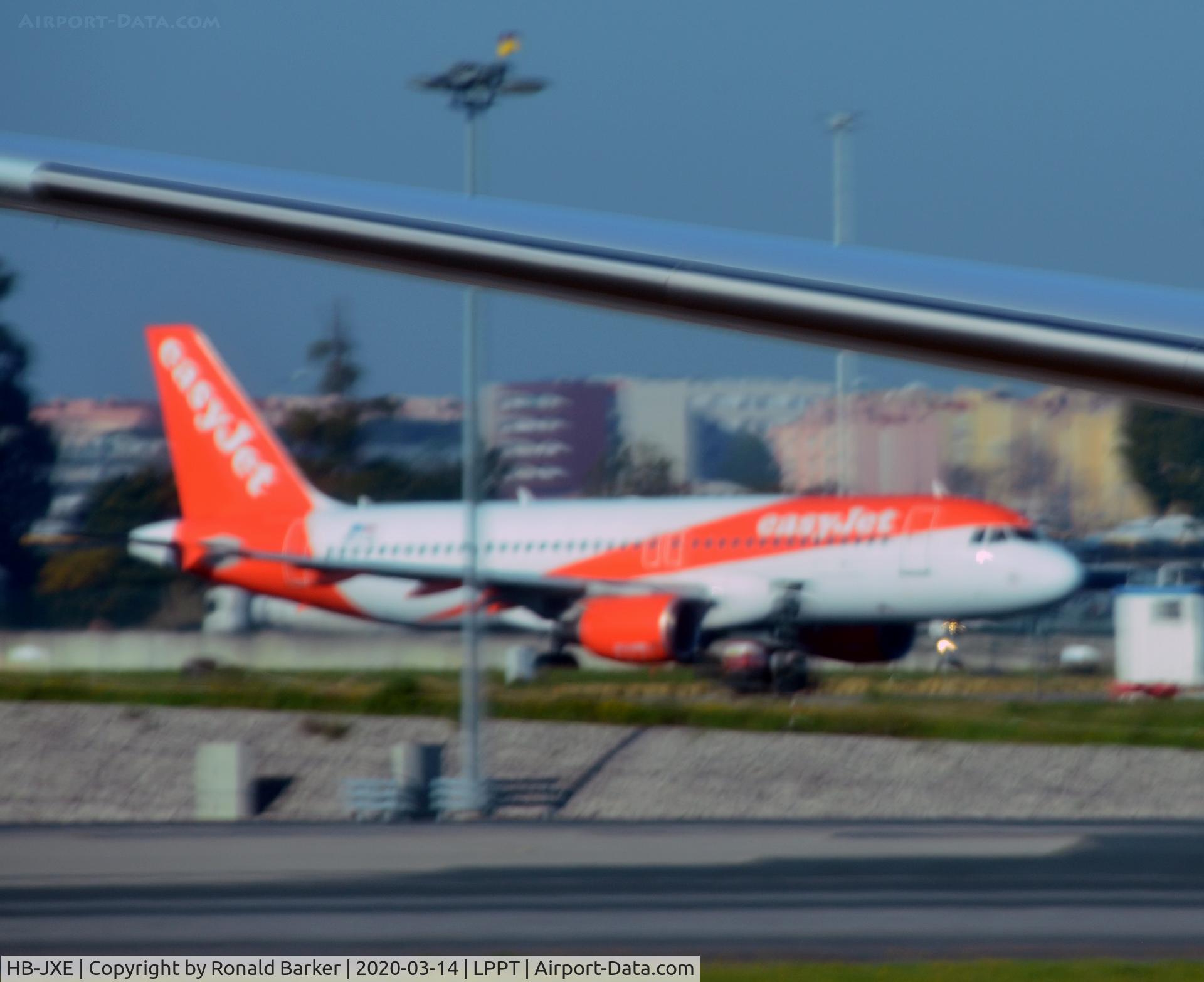 HB-JXE, 2013 Airbus A320-214 C/N 5785, Landing Lisboa