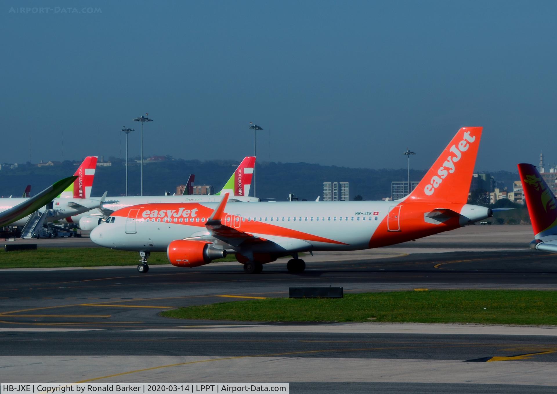 HB-JXE, 2013 Airbus A320-214 C/N 5785, Taxi to parking Lisboa