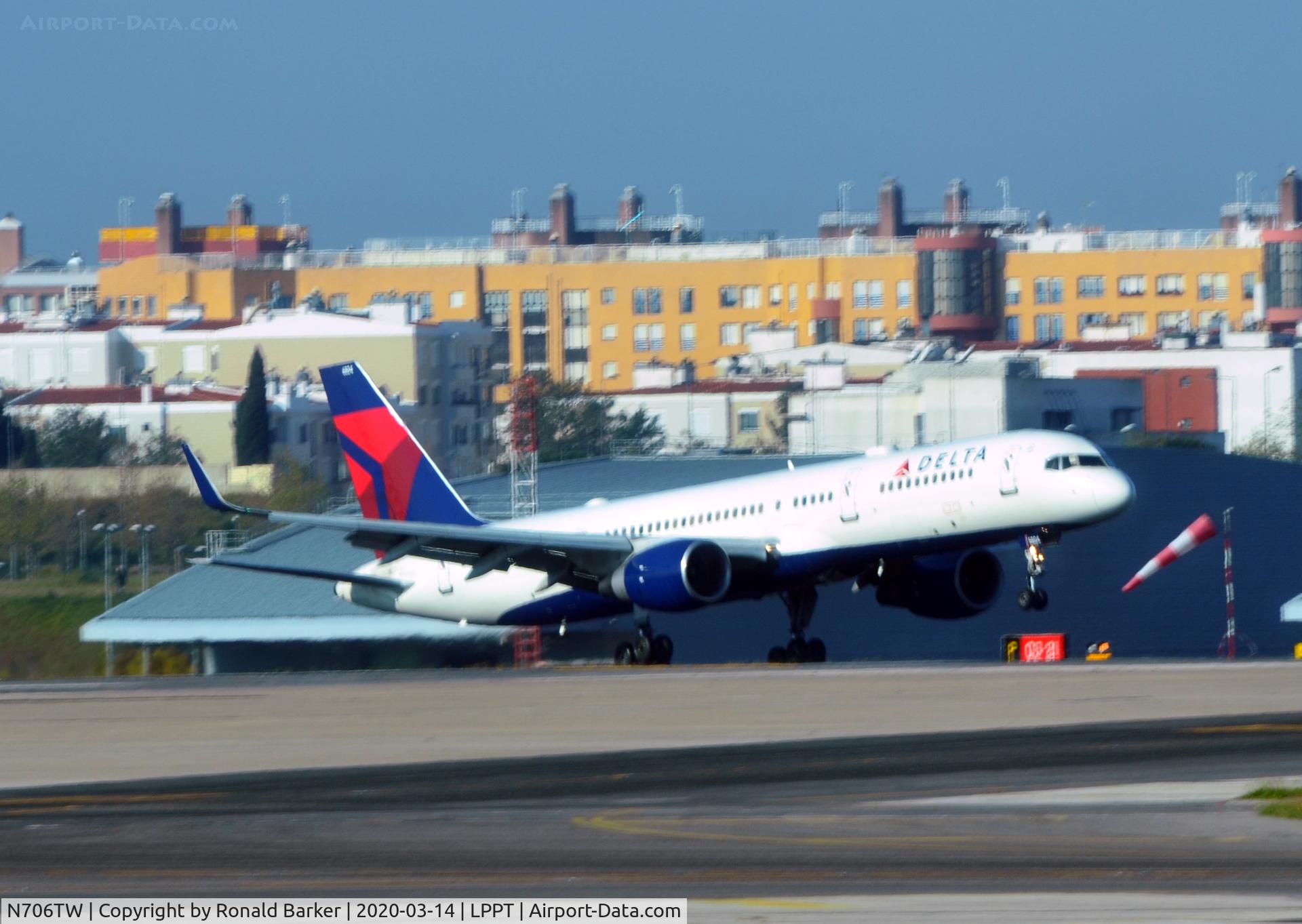 N706TW, 1997 Boeing 757-2Q8 C/N 28165, Delta Landing Lisboa