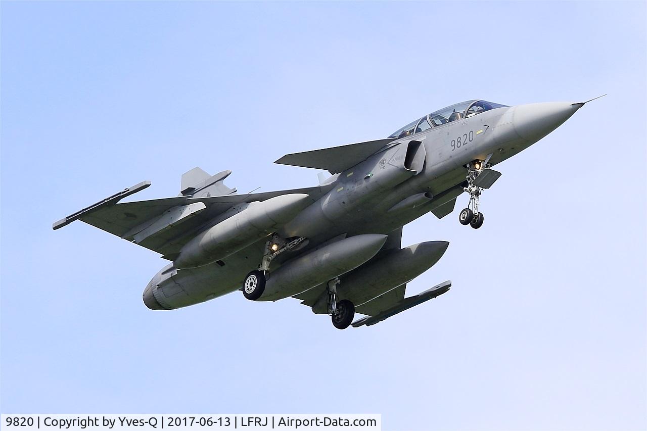 9820, 2005 Saab JAS-39D Gripen C/N 39820, Saab JAS-39D Gripen, On final rwy 08, Landivisiau Naval Air Base (LFRJ) Tiger Meet 2017