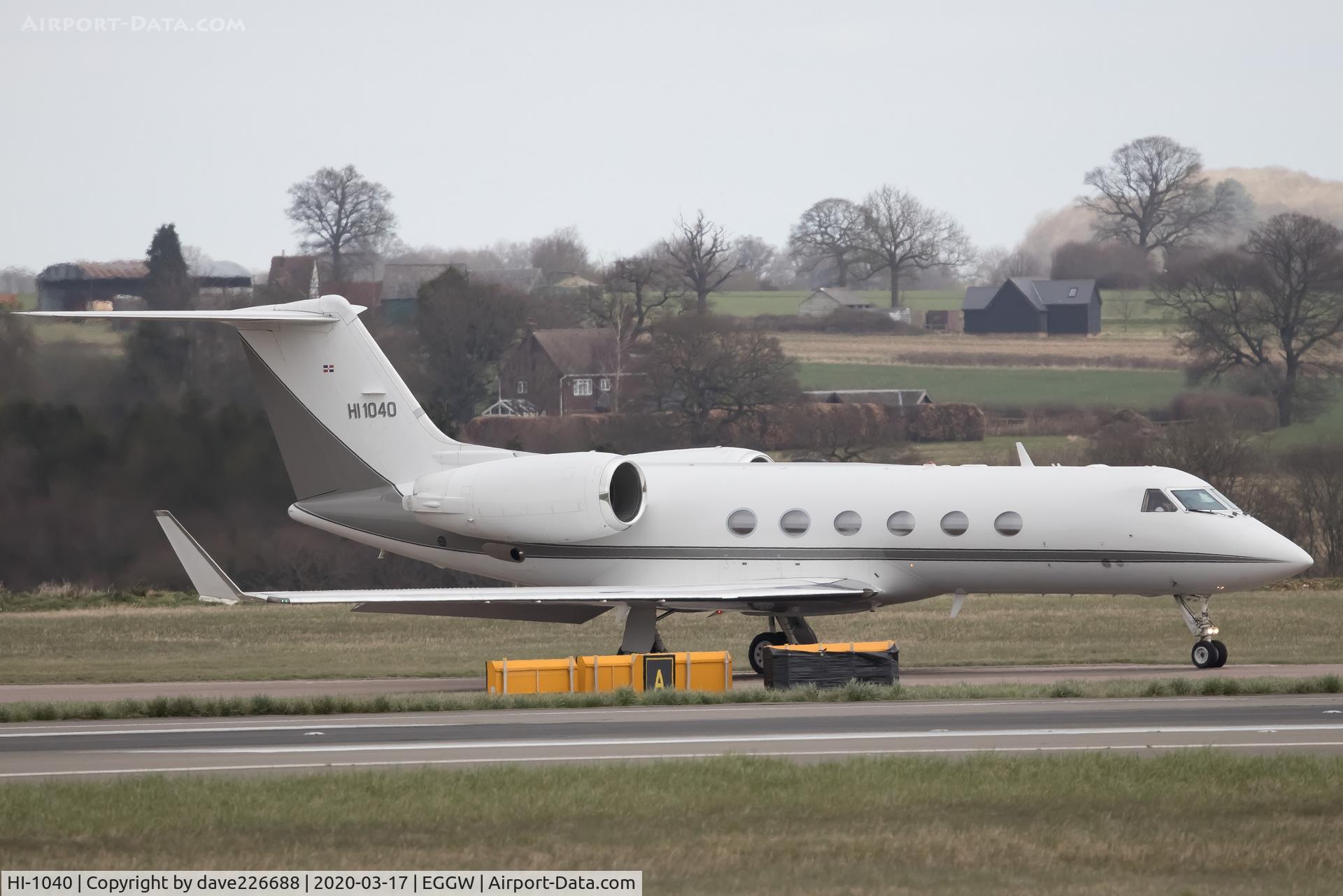 HI-1040, 2000 Gulfstream Aerospace Gulfstream IV C/N 1412, Helldosa Aviations G-IV taxing for rwy 26 at LTN