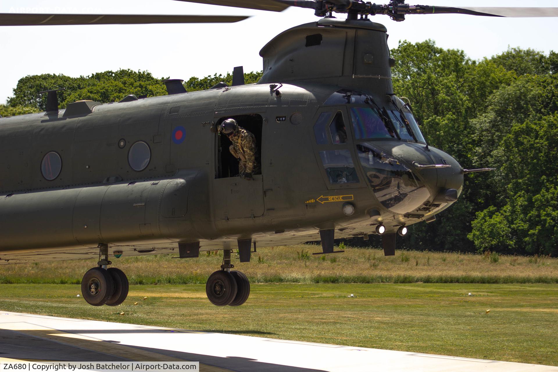 ZA680, Boeing Vertol Chinook HC.2 C/N M/A011/B-828/M7024, ZA680 on a quick refuel at Lomas