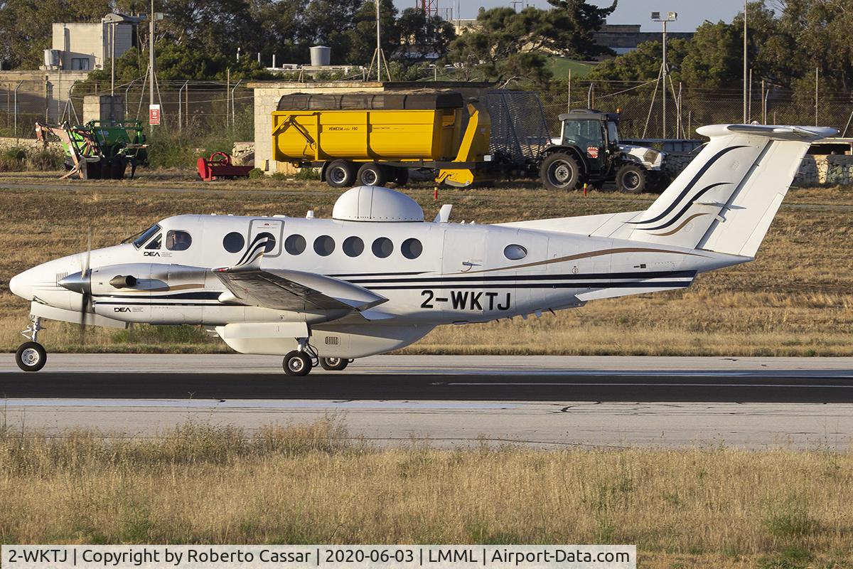 2-WKTJ, 2006 Raytheon Aircraft Company B300 C/N FL-470, Runway 13 Backtrack