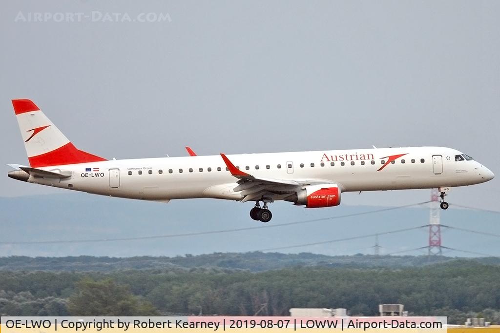 OE-LWO, 2012 Embraer 195LR (ERJ-190-200LR) C/N 19000555, On short finals