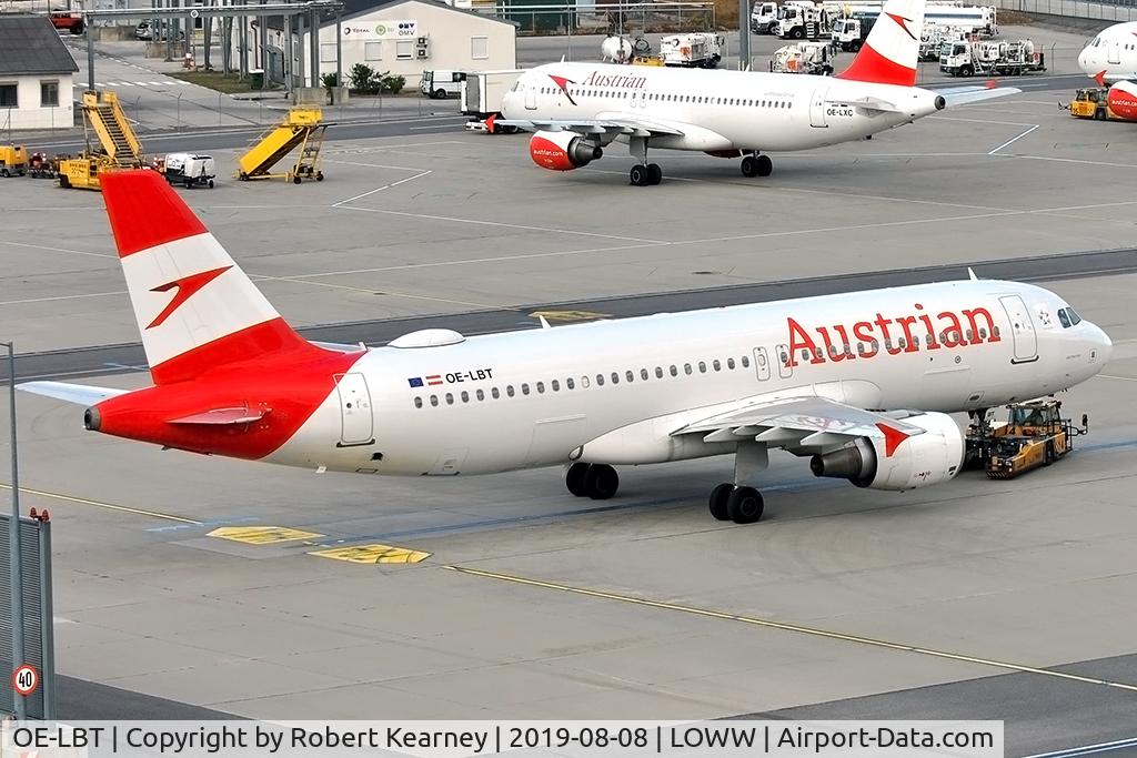 OE-LBT, 2000 Airbus A320-214 C/N 1387, Preparing for departure