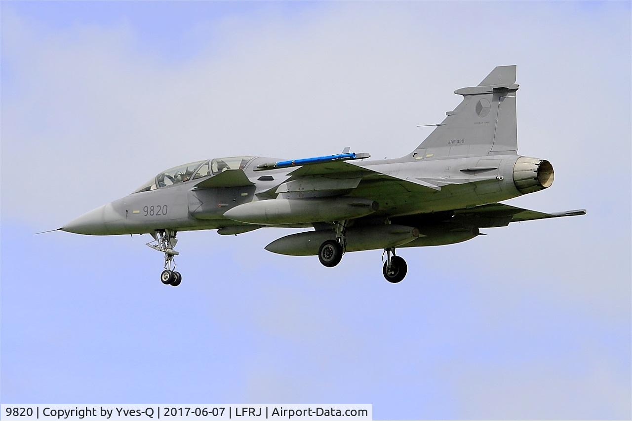 9820, 2005 Saab JAS-39D Gripen C/N 39820, Saab JAS-39D Gripen, On final rwy 26, Landivisiau Naval Air Base (LFRJ) Tiger Meet 2017