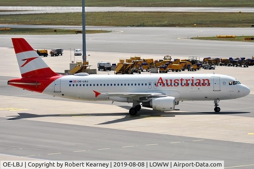 OE-LBJ, 2001 Airbus A320-214 C/N 1553, Turning in to parking