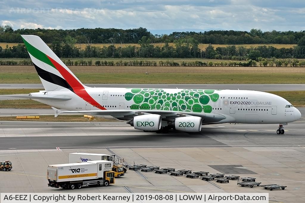 A6-EEZ, 2014 Airbus A380-861 C/N 158, Turning in to parking