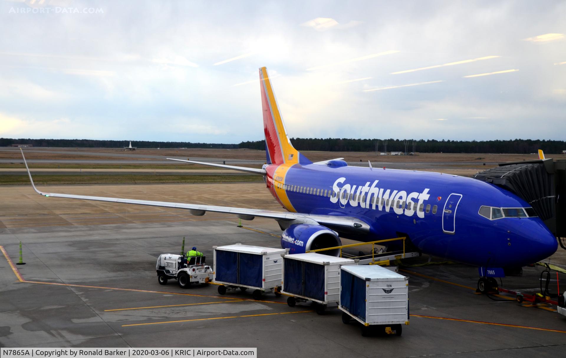 N7865A, 2002 Boeing 737-7Q8 C/N 30647, At the gate RIC