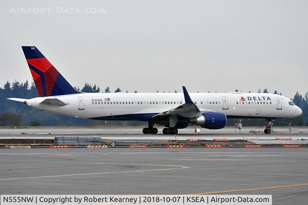 N555NW, 2002 Boeing 757-251 C/N 33391, Taxiing out for departure